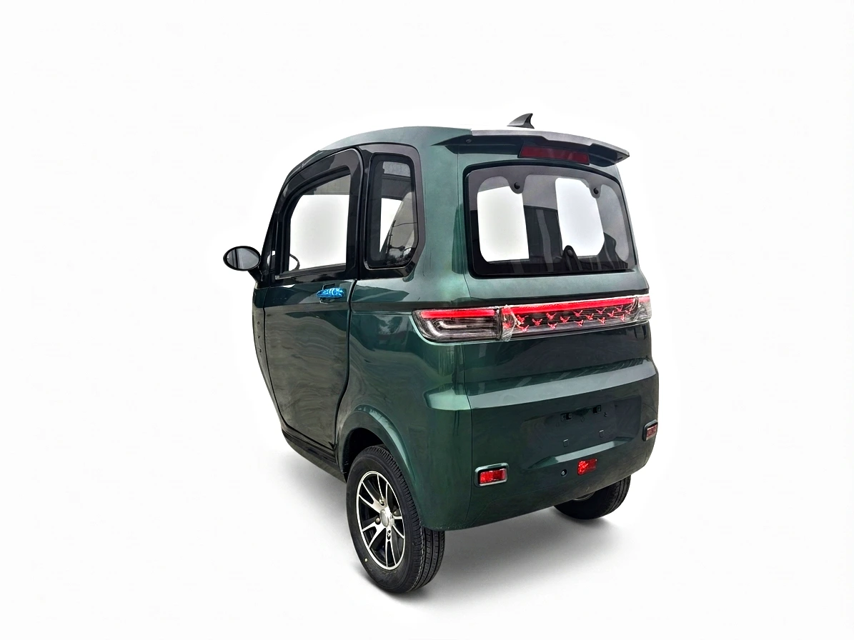 Grøn LUXCAP el-kabinescooter i terræn