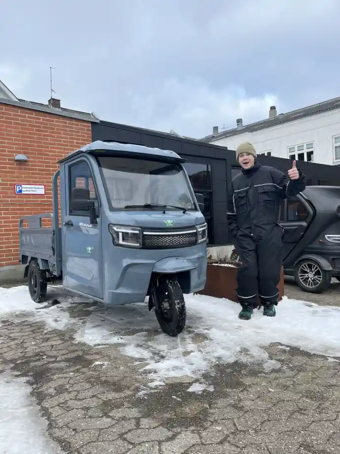 Glad kunde modtager sin nye grå LuxCap kabinescooter