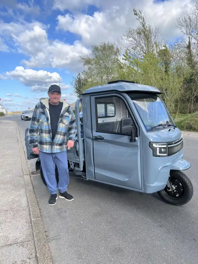 Levering af blå elektrisk kabinescooter til tilfreds kunde