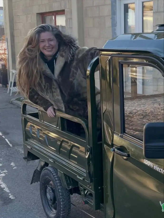 Kunde smiler i sin LuxCap kabinescooter bag i ladet