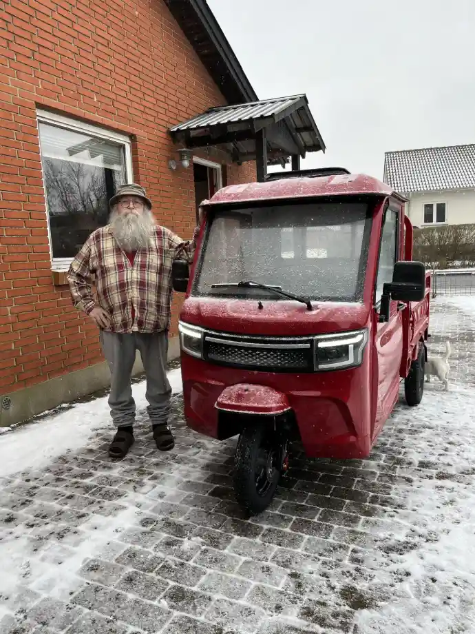 Rød lukket el-scooter leveret direkte til kundens adresse